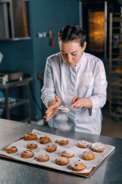 Çekici fırıncı pudra şekeri hazır taze kokulu çörekler üretim fırını.