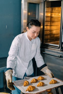 Çekici fırıncı hazır çörekler ve kruvasan alır profesyonel fırın yapımı taze fırın ürünleri