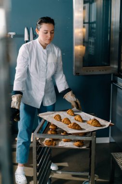 Çekici fırıncı hazır çörekler ve kruvasan alır profesyonel fırın yapımı taze fırın ürünleri