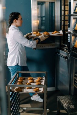 Çekici fırıncı hazır çörekler ve kruvasan alır profesyonel fırın yapımı taze fırın ürünleri