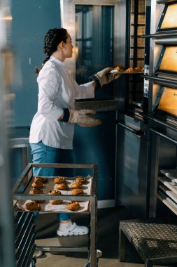 Çekici fırıncı hazır çörekler ve kruvasan alır profesyonel fırın yapımı taze fırın ürünleri