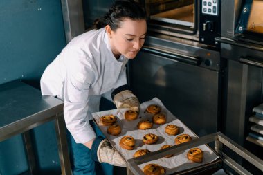 Çekici fırıncı hazır çörekler ve kruvasan alır profesyonel fırın yapımı taze fırın ürünleri