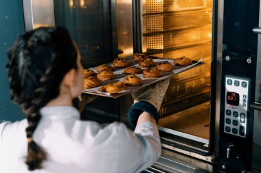 Çekici fırıncı hazır çörekler ve kruvasan alır profesyonel fırın yapımı taze fırın ürünleri