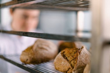 Fırın taze ve güzel kokulu ekmek, el yapımı un ürünlerinin raflarında yatıyor.