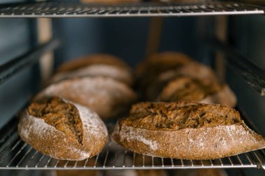 Fırın taze ve güzel kokulu ekmek, el yapımı un ürünlerinin raflarında yatıyor.