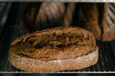 Fırın taze ve güzel kokulu ekmek, el yapımı un ürünlerinin raflarında yatıyor.