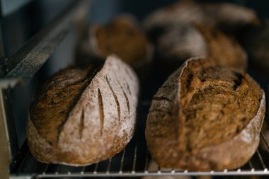 Fırın taze ve güzel kokulu ekmek, el yapımı un ürünlerinin raflarında yatıyor.