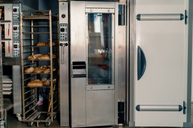 Fırının taze ve güzel kokulu ekmeği, profesyonel fırının yanındaki un ürünlerinin el sanatları üretiminde kullanılıyor.