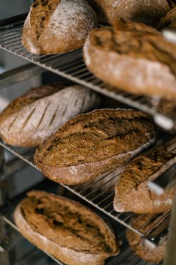 Fırın taze ve güzel kokulu ekmek, el yapımı un ürünlerinin raflarında yatıyor.