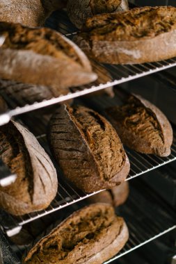 Fırın taze ve güzel kokulu ekmek, el yapımı un ürünlerinin raflarında yatıyor.
