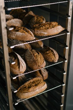 Fırın taze ve güzel kokulu ekmek, el yapımı un ürünlerinin raflarında yatıyor.