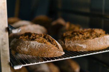Fırın taze ve güzel kokulu ekmek, el yapımı un ürünlerinin raflarında yatıyor.