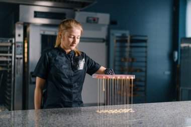 Profesyonel bir mutfak şekeri kalıbından erimiş çikolata damlaları.