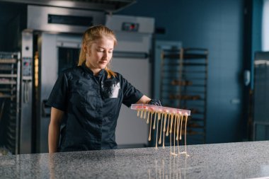 Profesyonel bir mutfak şekeri kalıbından erimiş çikolata damlaları.