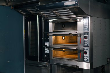 Bir fırının profesyonel mutfağında fırın, üretim hamur işleri için profesyonel ekipman.