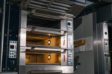 Bir fırının profesyonel mutfağında fırın, üretim hamur işleri için profesyonel ekipman.