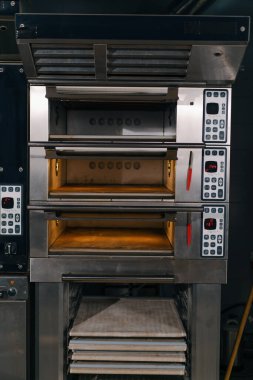 Bir fırının profesyonel mutfağında fırın, üretim hamur işleri için profesyonel ekipman.