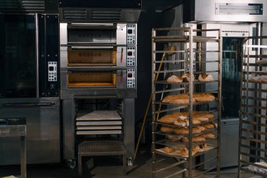 Fırın taze ve aromatik ekmek el yapımı un ürünlerinin raflarında yatıyor.