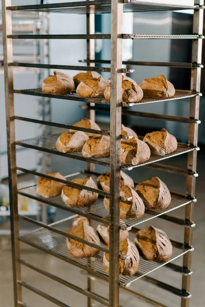 ขนมป งสดและม นหอมอย บนช นวางของผล งการผล ตงานฝ — ภาพถ่ายสต็อก