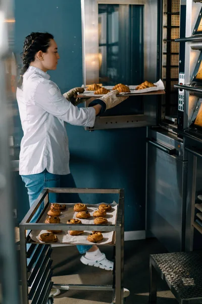 Çekici fırıncı hazır çörekler ve kruvasan alır profesyonel fırın yapımı taze fırın ürünleri