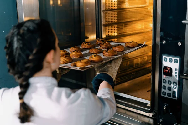 Aantrekkelijke Bakker Neemt Kant Klare Broodjes Croissants Professionele Oven Bakkerij — Stockfoto