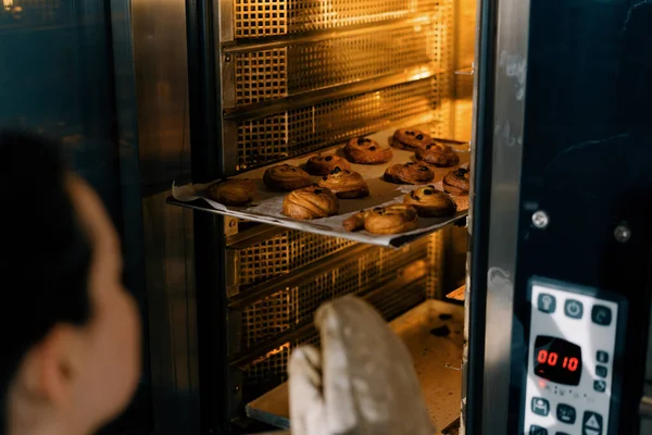 Atraktivní Pekař Připravuje Buchty Croissanty Profesionální Pekařství Produkce Čerstvých Pečiva — Stock fotografie