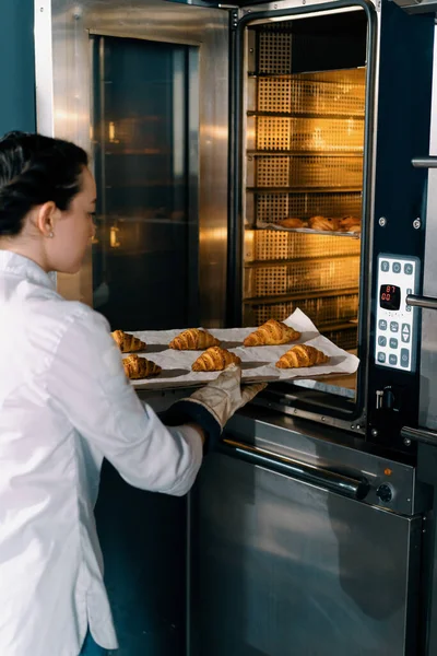 Çekici fırıncı hazır çörekler ve kruvasan alır profesyonel fırın yapımı taze fırın ürünleri