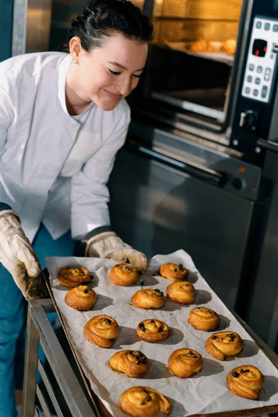 Panadero Atractivo Toma Panecillos Listos Croissants Producción Panadería Horno Profesional — Foto de Stock