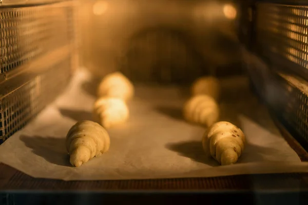 Lezzetli Kruvasanlar Fırında Fırında Pişiriliyor Puf Böreği Ürünleri Üretiliyor — Stok fotoğraf