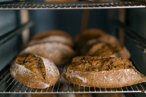 Fırın taze ve güzel kokulu ekmek, el yapımı un ürünlerinin raflarında yatıyor.