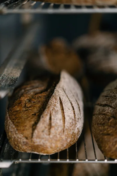 Fırın taze ve güzel kokulu ekmek, el yapımı un ürünlerinin raflarında yatıyor.