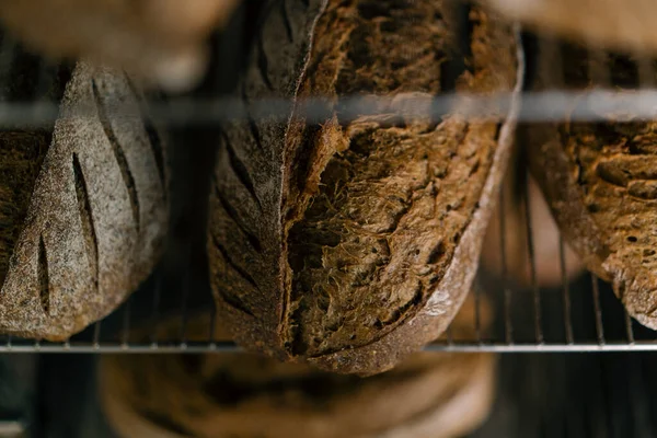 Fırın taze ve güzel kokulu ekmek, el yapımı un ürünlerinin raflarında yatıyor.