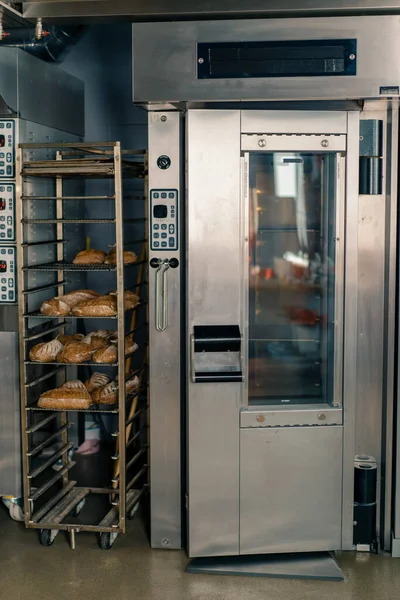 Fırının taze ve güzel kokulu ekmeği, profesyonel fırının yanındaki un ürünlerinin el sanatları üretiminde kullanılıyor.