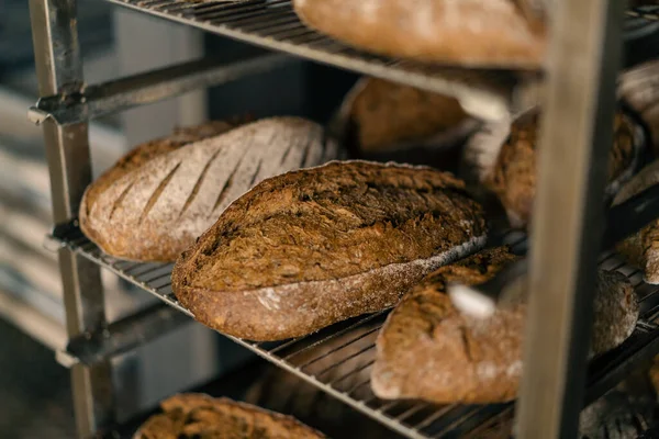 Fırın taze ve güzel kokulu ekmek, el yapımı un ürünlerinin raflarında yatıyor.