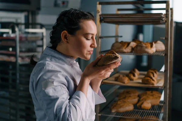 Çekici Kadın Fırıncı Raftan Taze Kokulu Ekmek Alır Kaliteli Fırın — Stok fotoğraf
