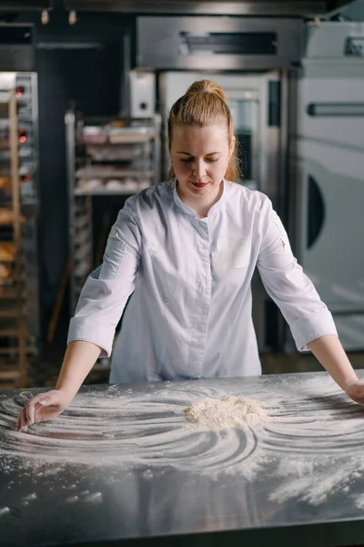 Profesyonel Aşçı Masaya Atar Profesyonel Mutfakta Ekmek Fırını Yapmadan Önce — Stok fotoğraf