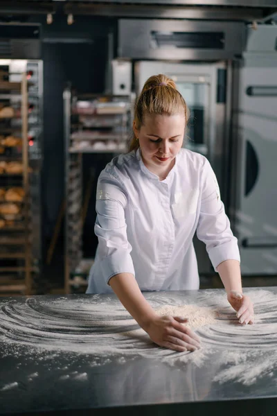 Profesjonalny Kucharz Rzuca Mąkę Stół Miesza Przed Przygotowaniem Pieczywa Chlebowego — Zdjęcie stockowe