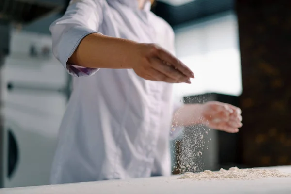 Chef Experiente Aplica Farinha Suas Mãos Antes Fazer Pão Uma — Fotografia de Stock