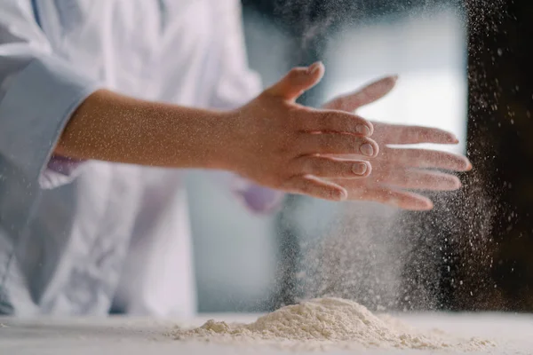 Chef Experiente Aplica Farinha Suas Mãos Antes Fazer Pão Uma — Fotografia de Stock