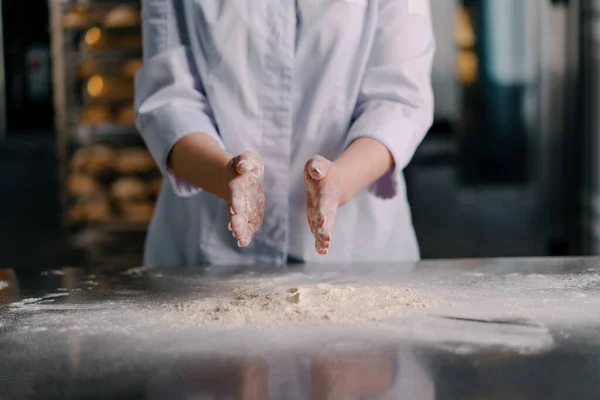 Zkušený Kuchař Před Pečením Chleba Pekárně Připraví Mouku Profesionální Kuchyni — Stock fotografie