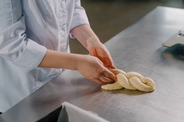 Panadero Forma Una Trenza Masa Cruda Cocina Pasteles Producción Panadería — Foto de Stock