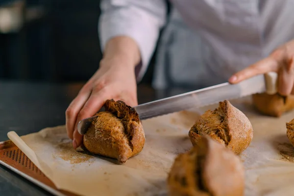 Αρτοποιίας Περικοπές Μαχαίρι Ζεστό Φρεσκοψημένο Τραγανό Και Αφράτο Ψωμί Αρτοποιείο — Φωτογραφία Αρχείου