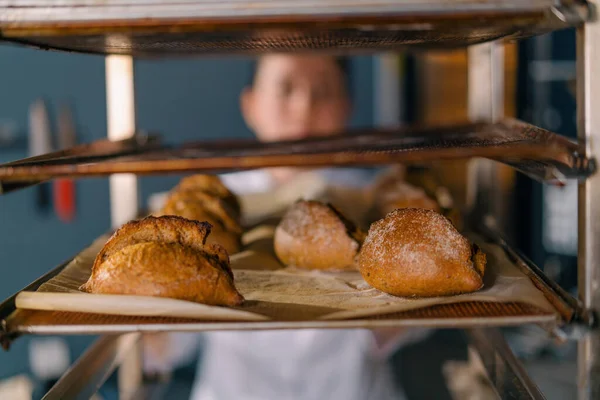 新鮮で香りの良いパンは クラフト生産小麦粉製品の棚にあります クローズアップ — ストック写真