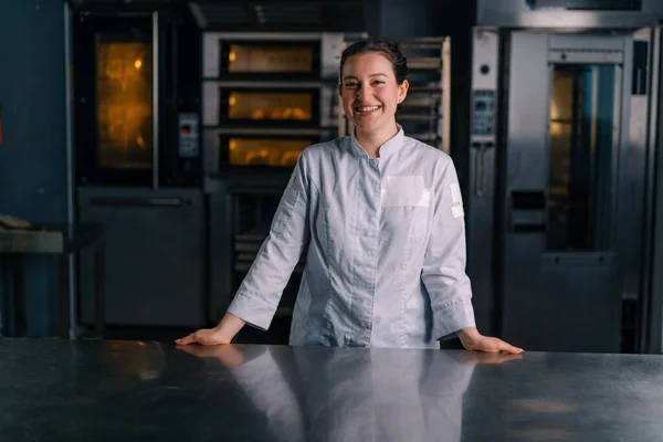 Glimlachende Mooie Vrouw Bakker Uniform Staat Buurt Van Oven Voor — Stockfoto
