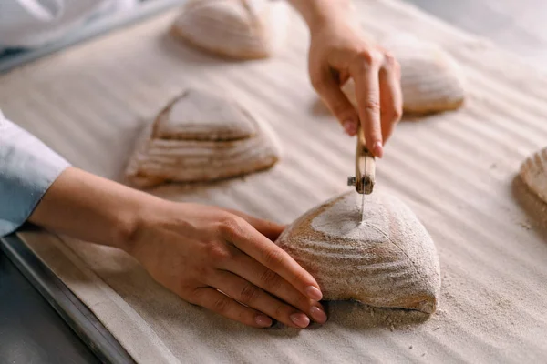 Panadero Mujer Corta Patrones Rollos Pan Crudo Con Cuchillo Panadero — Foto de Stock