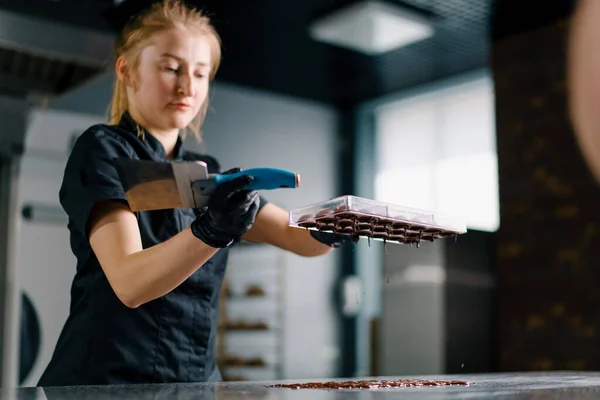 Cukrář Pečení Tvarované Bonbóny Třepání Temperované Roztavené Čokolády Formy Proces — Stock fotografie
