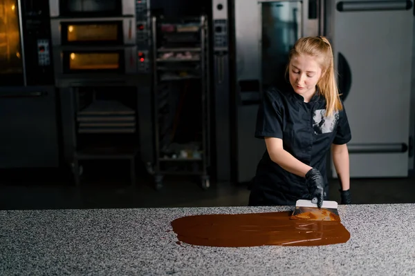 Çikolata Üretimini Yumuşatan Pasta Şefi Erimiş Çikolatayı Hamur Işi Masasında — Stok fotoğraf