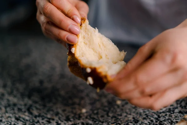 Piekarz Rozdziera Świeżo Upieczony Chrupiący Puszysty Chleb Dłońmi Bułkę Piekarnię — Zdjęcie stockowe