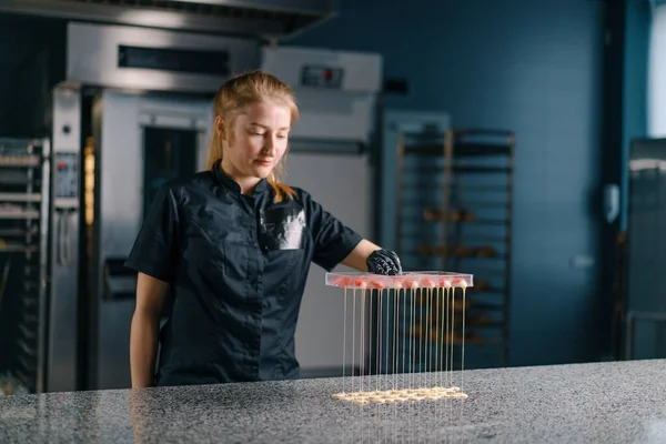 Profesyonel bir mutfak şekeri kalıbından erimiş çikolata damlaları.