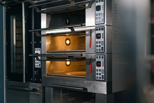 烘焙室的专业厨房中的烤箱 生产糕点的专业设备 — 图库照片